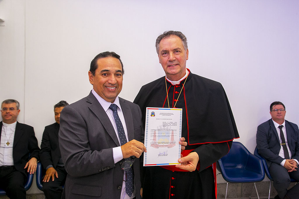 O Cardeal Dom Ángel recebeu das mãos do prefeito o título de Hóspede de Honra do Município.