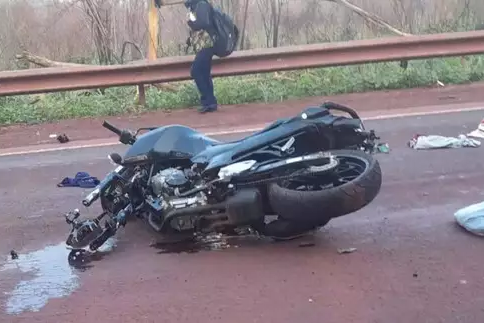 Motociclista teria colidido com carreta após fazer uma ultrapassagem.