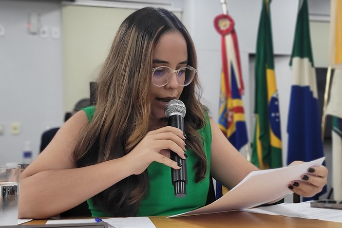 Hanna destaca que sinalização adequada é essencial para organizar o tráfego na região.