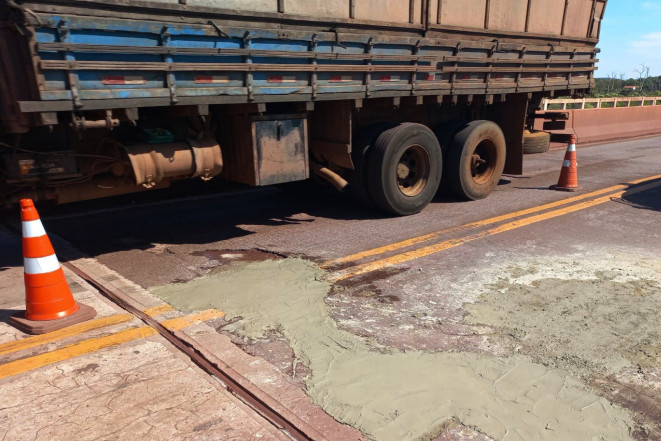 Trecho da ponte sobre o rio Paraguai apresentava buracos e ferragens expostas, prejudicando motoristas