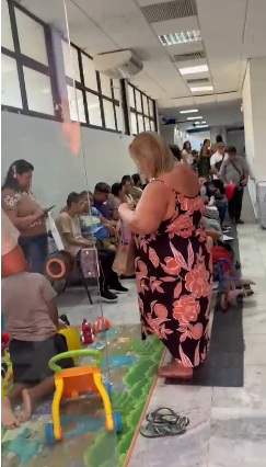 Pessoas aguardando atendimento no INSS de Corumbá.