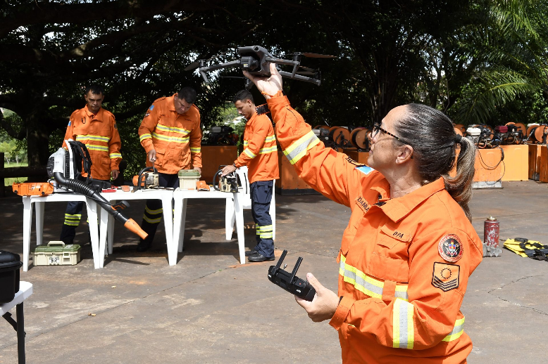 Bombeira Militar mostrando drone equipamento com senso térmico.