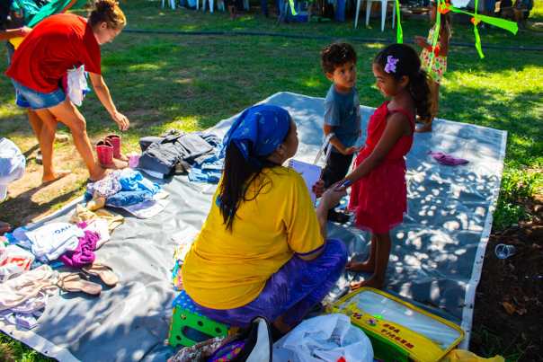 Profissionais da educação com crianças ribeirinhas.