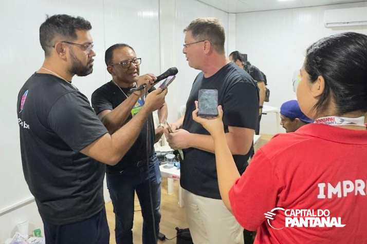 Bira, presidente da Câmara de Corumbá durante entrevista no Carnaval.