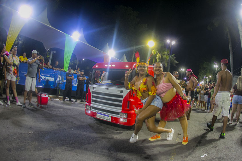 Foliões no desfile do bloco Cibalena.