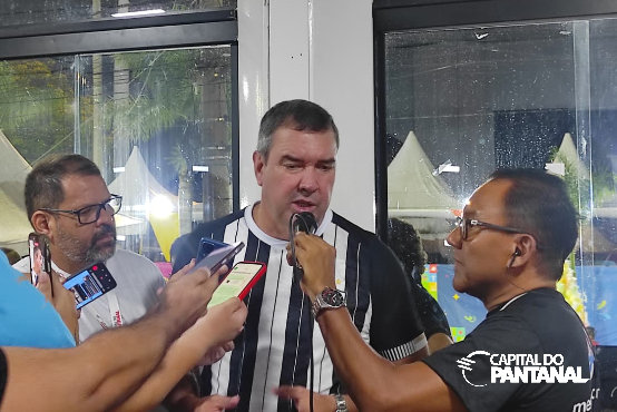 Governador Eduardo Riedel no Carnaval de Corumbá.