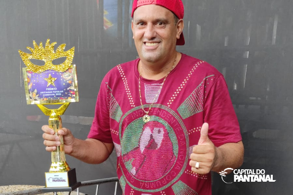 Joilson Rondon, presidente da Nova Corumbá, com o troféu Destaque Popular do Carnaval 2026.