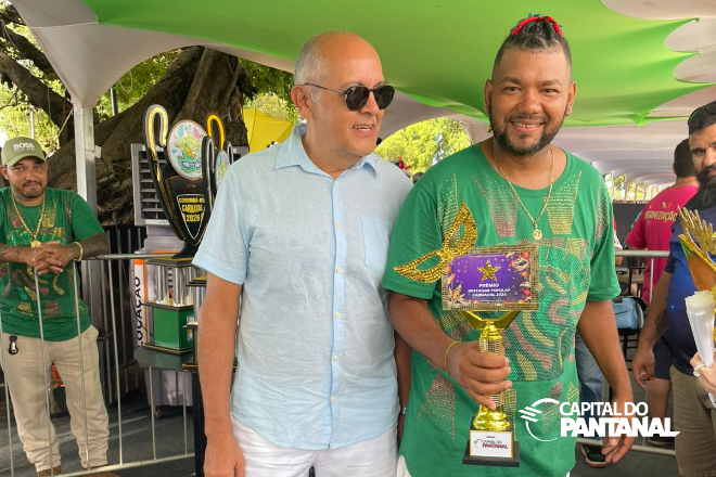 Zezinho Carvalho, presidente da Fundtur (à esquerda), ao lado de Ricardo Miller, presidente do Nação Zumbi, recebendo o prêmio.