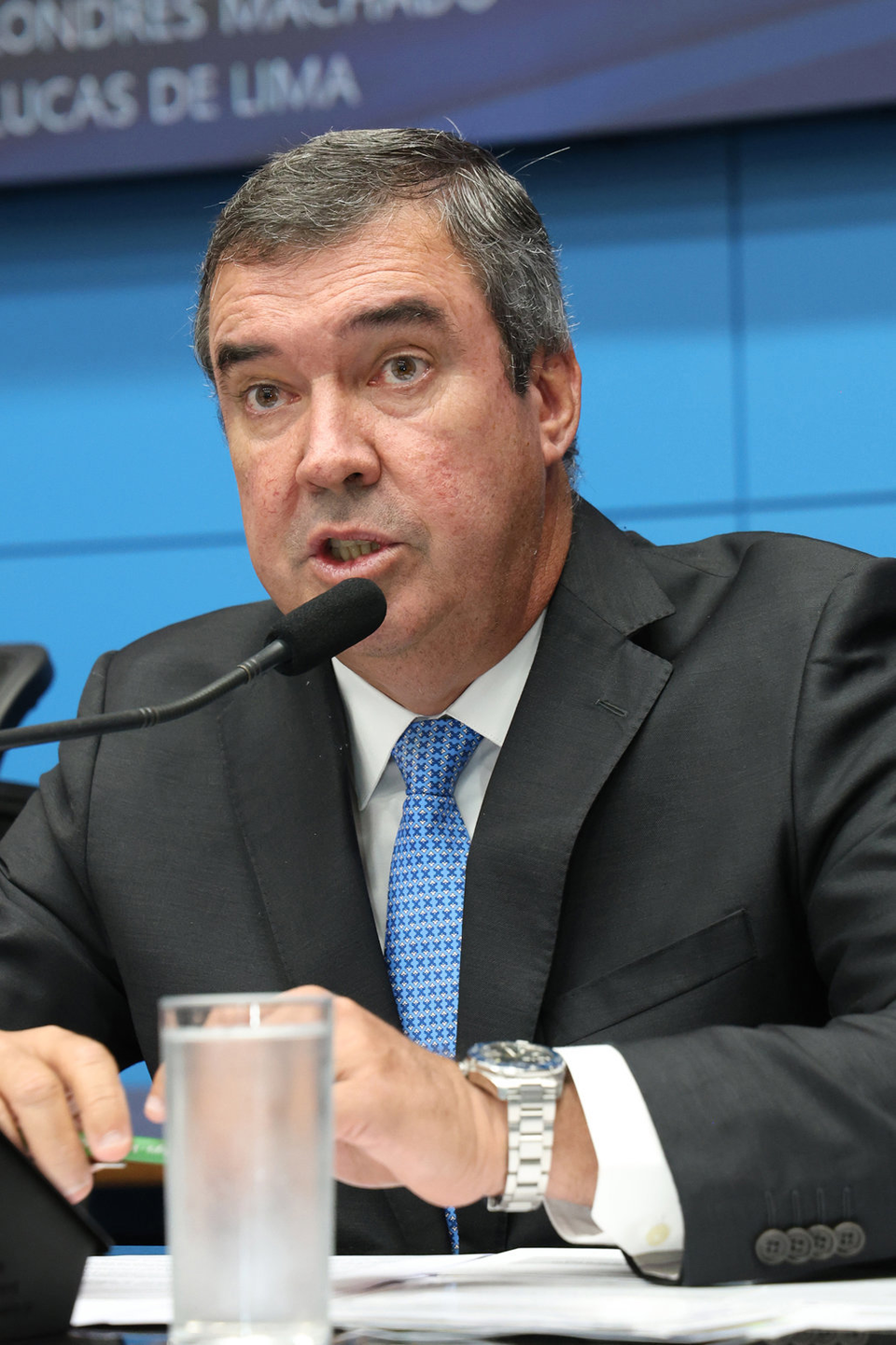 Governador Eduardo Riedel discursa na abertura do ano legislativo.